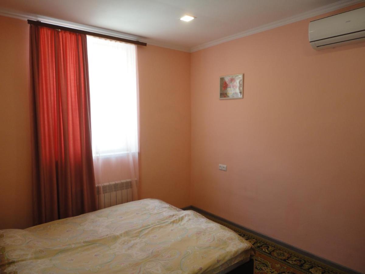 Like Home Guesthouse & Tours Yerevan Bagian luar foto
