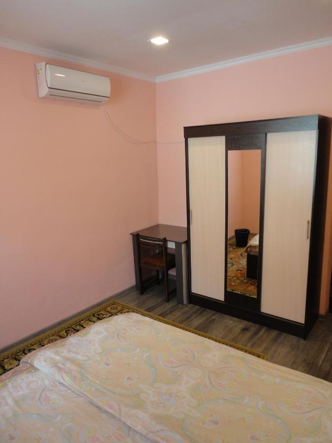 Like Home Guesthouse & Tours Yerevan Bagian luar foto