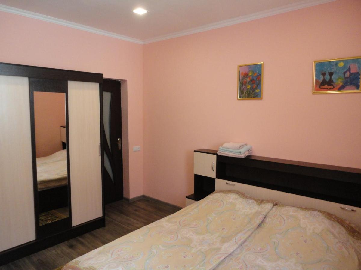 Like Home Guesthouse & Tours Yerevan Bagian luar foto