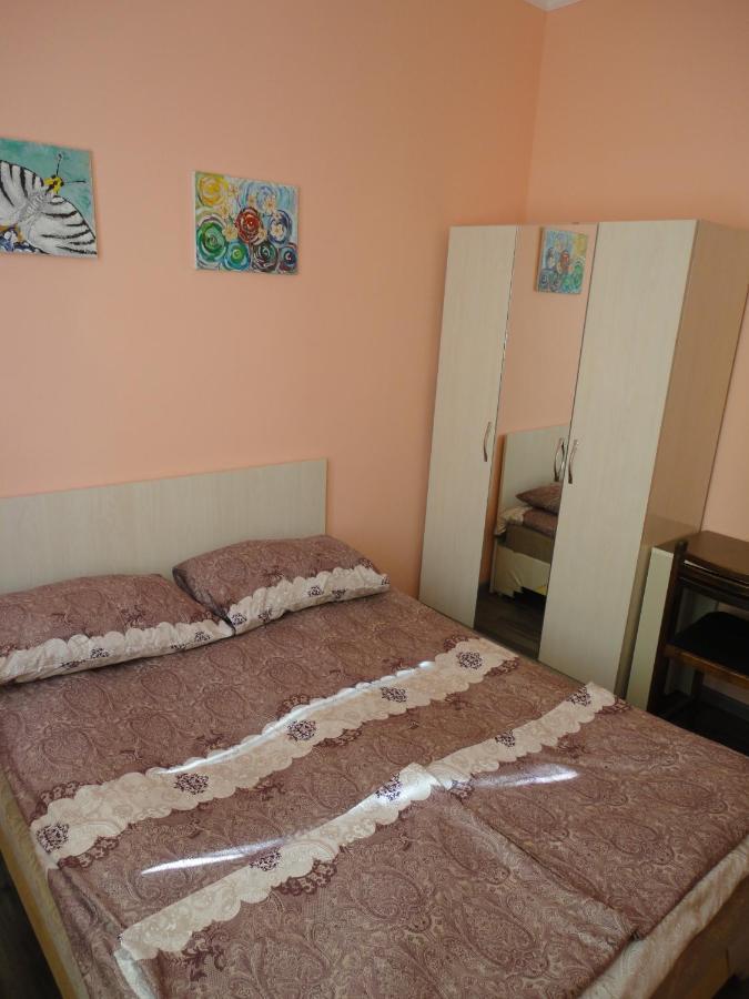 Like Home Guesthouse & Tours Yerevan Bagian luar foto