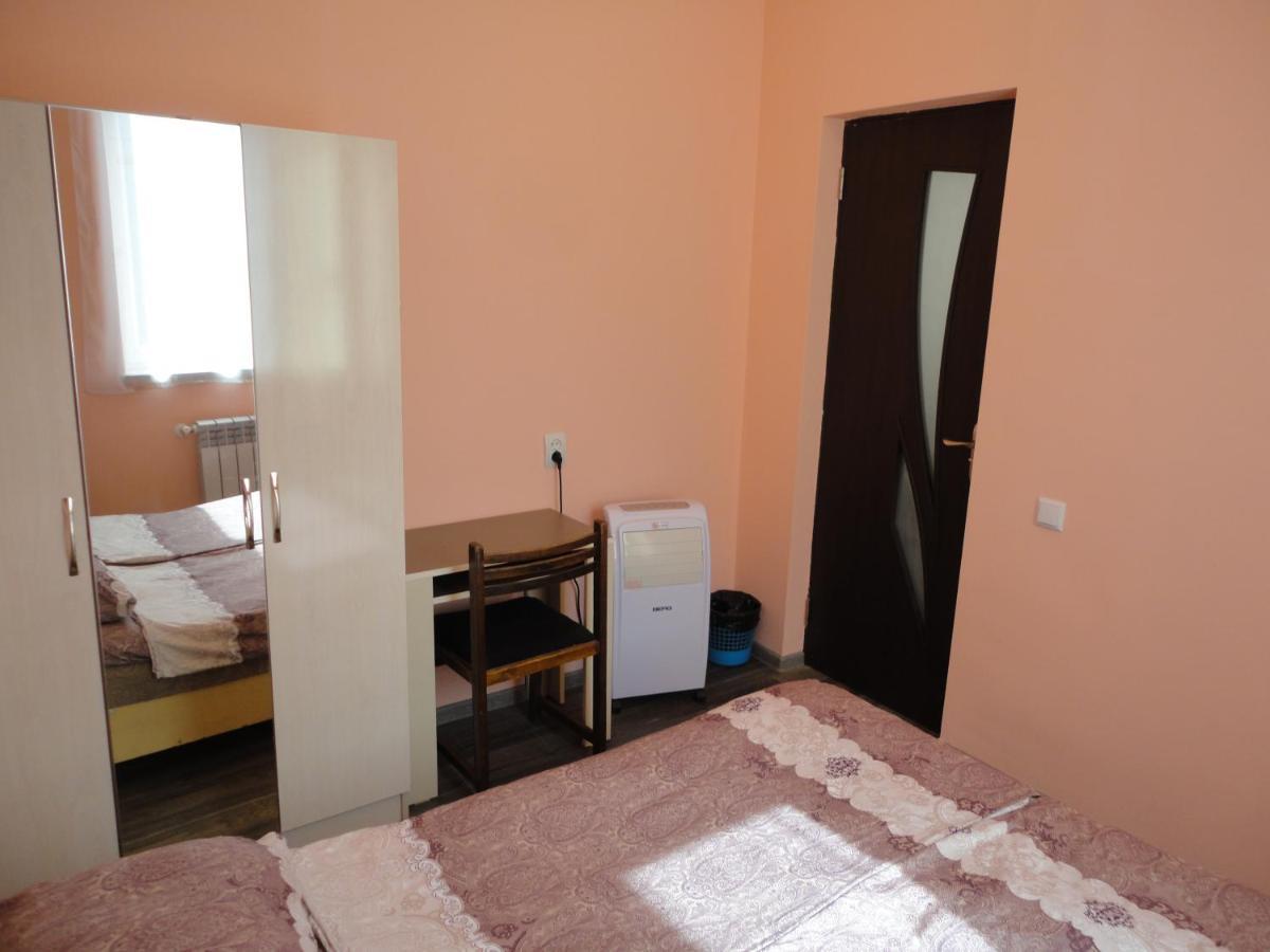 Like Home Guesthouse & Tours Yerevan Bagian luar foto