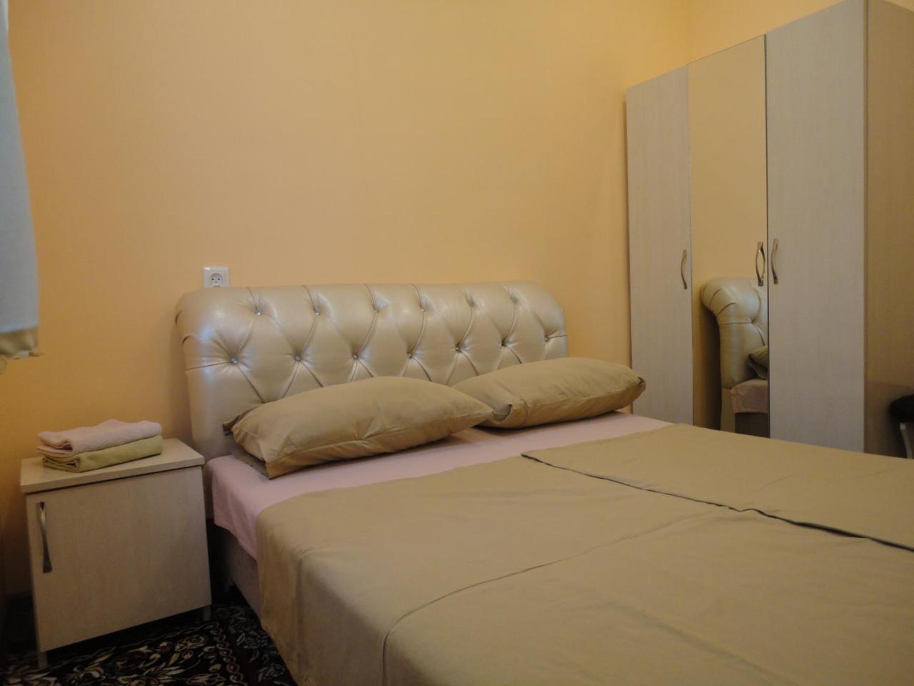 Like Home Guesthouse & Tours Yerevan Bagian luar foto