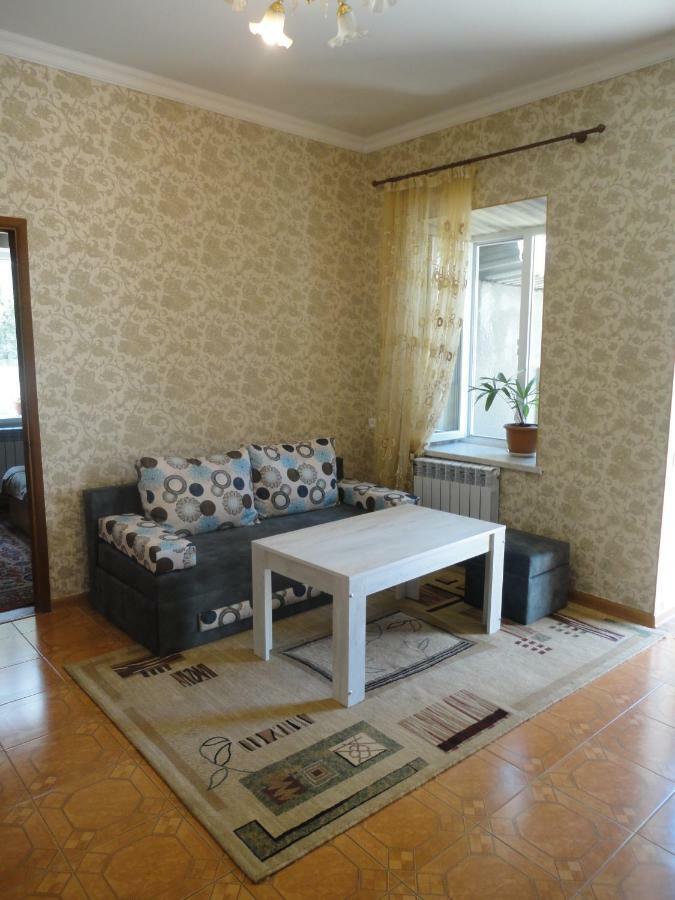 Like Home Guesthouse & Tours Yerevan Bagian luar foto
