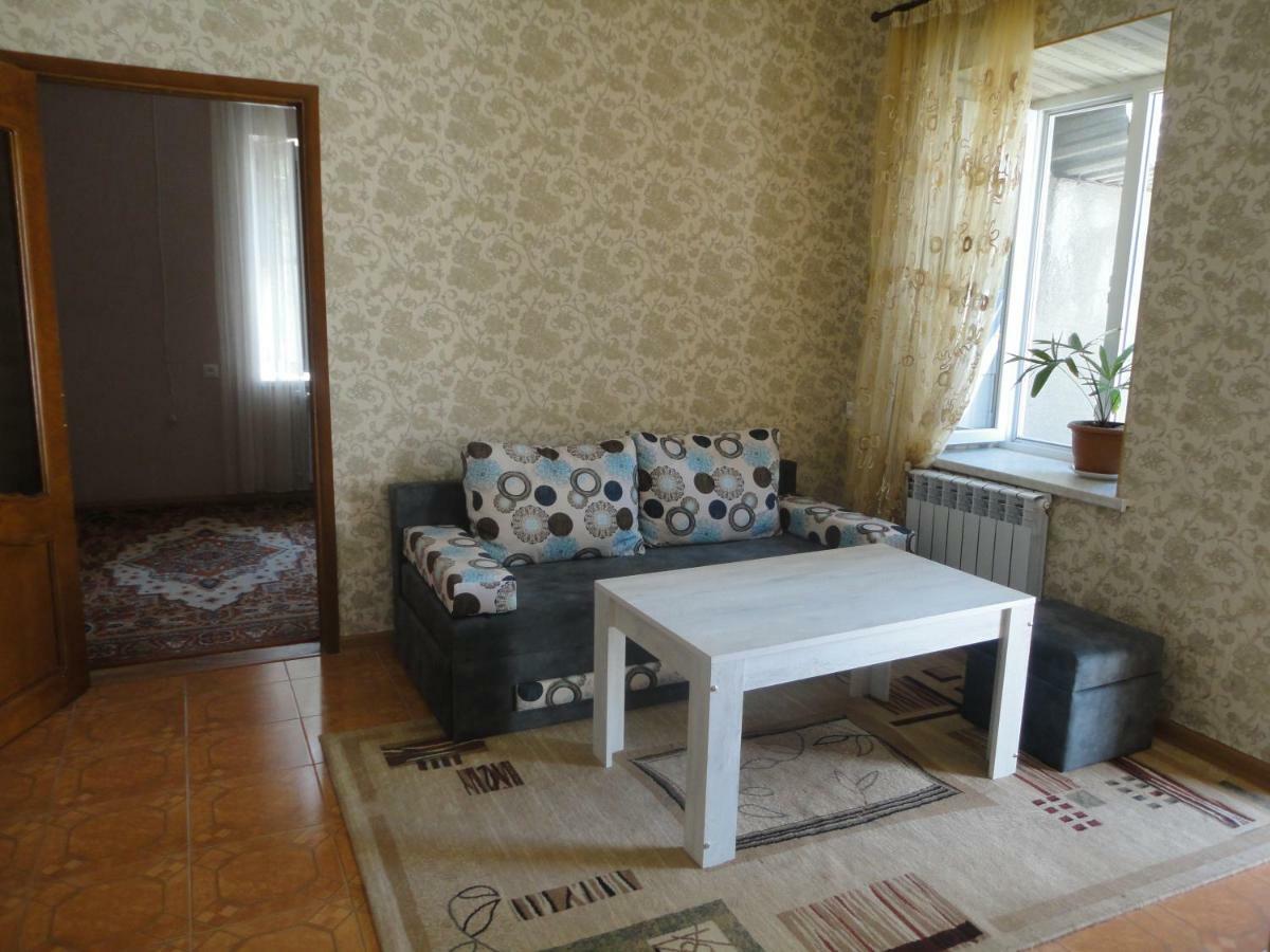 Like Home Guesthouse & Tours Yerevan Bagian luar foto